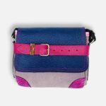 Petit sac à bandoulière, sac artisanal modèle ito en cuir bleu, rose fuchsia et lilas de Maela créations, créatrice de mode et maroquinerie à Audierne(29)