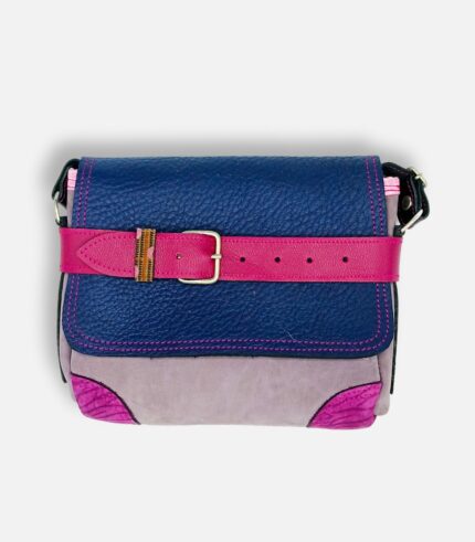 Petit sac à bandoulière, sac artisanal modèle ito en cuir bleu, rose fuchsia et lilas de Maela créations, créatrice de mode et maroquinerie à Audierne(29)