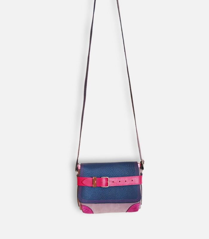 Petit sac à bandoulière, sac artisanal modèle ito en cuir bleu, rose fuchsia et lilas de Maela créations, créatrice de mode et maroquinerie à Audierne(29)