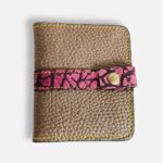 Porte-cartes en cuir grainé gris, violet mordoré et orporte- carte original, porte-carte compact, porte carte artisanal, maroquinerie fait main à Audierne (29)