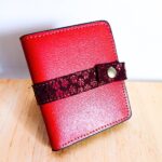 Porte-cartes en cuir rouge, petit porte carte, porte-carte compact, porte carte artisanal, maroquinerie fait main à Audierne (29)