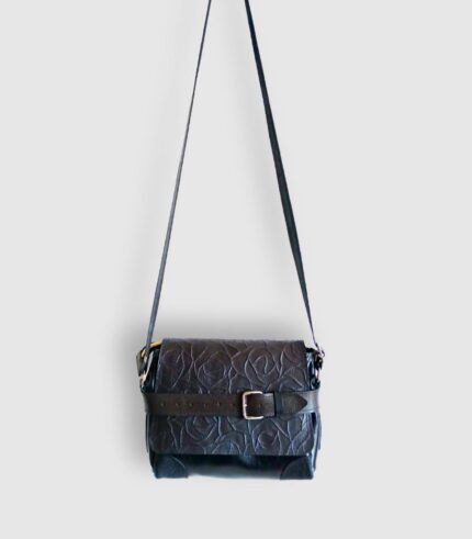Besace cuir, sac moyen en cuir artisanal, sac moyen cuir, sac moyen cuir noir, sac en cuir artisanal et original, pièce unique cuir créatrice de maroquinerie fait main à Audierne (29)
