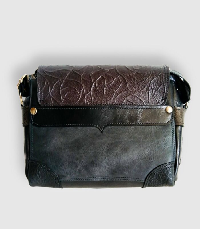Besace cuir, sac moyen en cuir artisanal, sac moyen cuir, sac moyen cuir noir, sac en cuir artisanal et original, pièce unique cuir créatrice de maroquinerie fait main à Audierne (29)