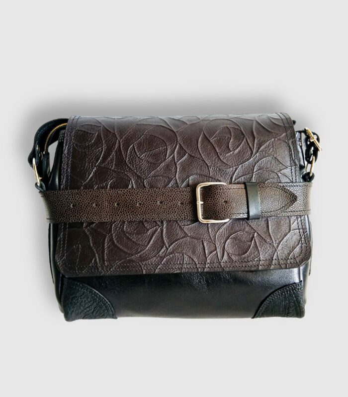 Besace cuir, sac moyen en cuir artisanal, sac moyen cuir, sac moyen cuir noir, sac en cuir artisanal et original, pièce unique cuir créatrice de maroquinerie fait main à Audierne (29)