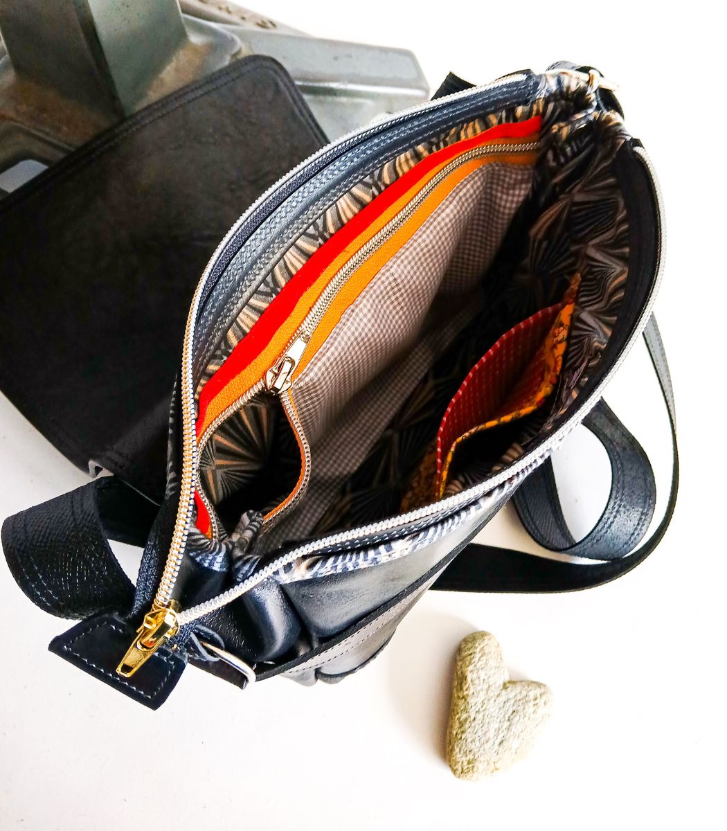 Besace cuir, sac moyen en cuir artisanal, sac moyen cuir, sac moyen cuir noir, sac en cuir artisanal et original, pièce unique cuir créatrice de maroquinerie fait main à Audierne (29)