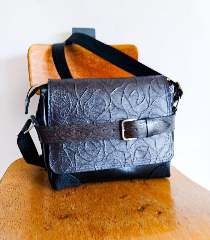 Besace cuir, sac moyen en cuir artisanal, sac moyen cuir, sac moyen cuir noir, sac en cuir artisanal et original, pièce unique cuir créatrice de maroquinerie fait main à Audierne (29)