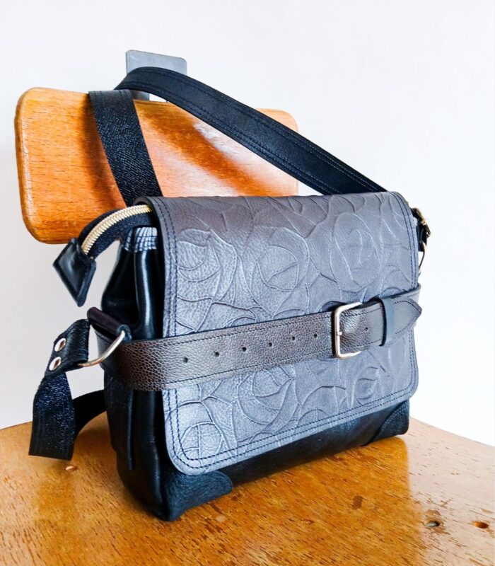 Besace cuir, sac moyen en cuir artisanal, sac moyen cuir, sac moyen cuir noir, sac en cuir artisanal et original, pièce unique cuir créatrice de maroquinerie fait main à Audierne (29)