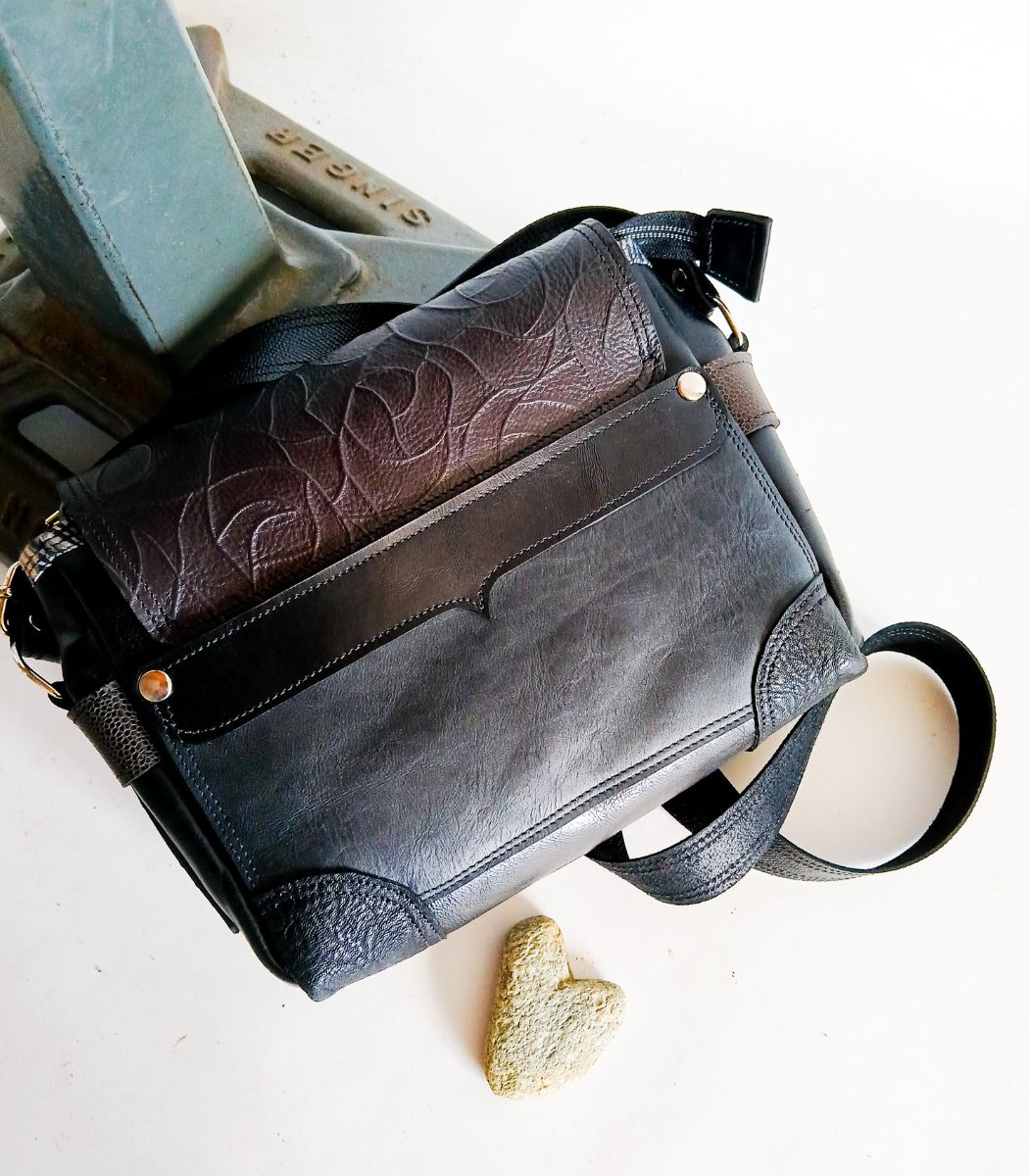 Besace cuir, sac moyen en cuir artisanal, sac moyen cuir, sac moyen cuir noir, sac en cuir artisanal et original, pièce unique cuir créatrice de maroquinerie fait main à Audierne (29)