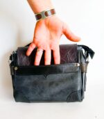 Besace cuir, sac moyen en cuir artisanal, sac moyen cuir, sac moyen cuir noir, sac en cuir artisanal et original, pièce unique cuir créatrice de maroquinerie fait main à Audierne (29)