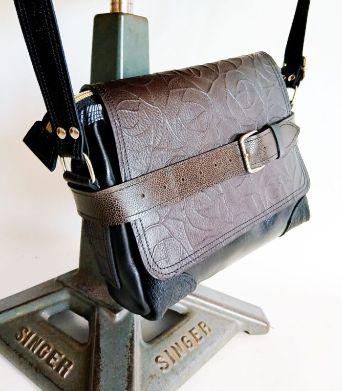 Besace cuir, sac moyen en cuir artisanal, sac moyen cuir, sac moyen cuir noir, sac en cuir artisanal et original, pièce unique cuir créatrice de maroquinerie fait main à Audierne (29)