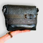 Besace cuir, sac moyen en cuir artisanal, sac moyen cuir, sac moyen cuir noir, sac en cuir artisanal et original, pièce unique cuir créatrice de maroquinerie fait main à Audierne (29)