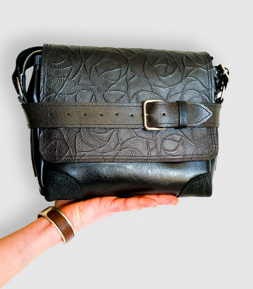 Besace cuir, sac moyen en cuir artisanal, sac moyen cuir, sac moyen cuir noir, sac en cuir artisanal et original, pièce unique cuir créatrice de maroquinerie fait main à Audierne (29)