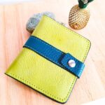 Porte-cartes en cuir vert anis et bleu, porte- carte original, porte-carte compact, porte carte artisanal, maroquinerie fait main à Audierne (29)