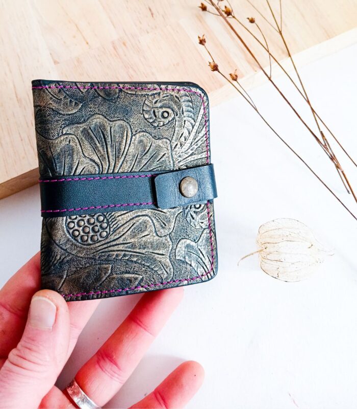 Porte-cartes en cuir mordoré motif baroque, marron or et noir porte-carte original, porte-carte compact, porte carte artisanal, maroquinerie fait main à Audierne (29)