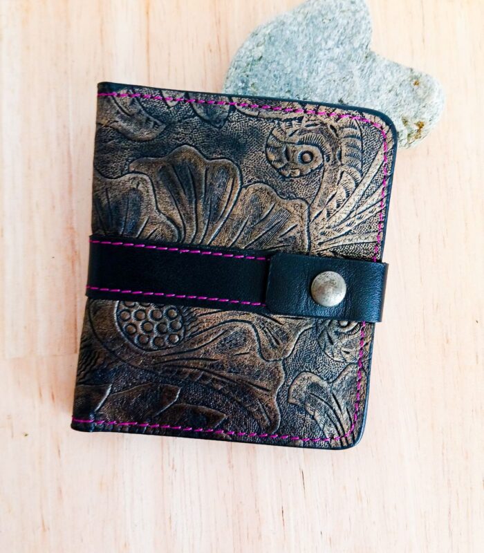 Porte-cartes en cuir mordoré motif baroque, marron or et noir porte-carte original, porte-carte compact, porte carte artisanal, maroquinerie fait main à Audierne (29)