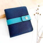 Porte-cartes en cuir bleu nuit, bleu marine et turquoise, camaïeu de bleus, porte-carte original, porte-carte compact, porte carte artisanal, maroquinerie fait main à Audierne (29)