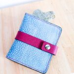 Porte-cartes en cuir bleu ciel et rose fuchsia, porte-carte original, porte-carte compact, porte carte artisanal, maroquinerie fait main à Audierne (29)