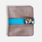 Porte-cartes en cuir gris, bleu et jaune, porte-carte original, porte-carte compact, porte carte artisanal, maroquinerie fait main à Audierne (29)