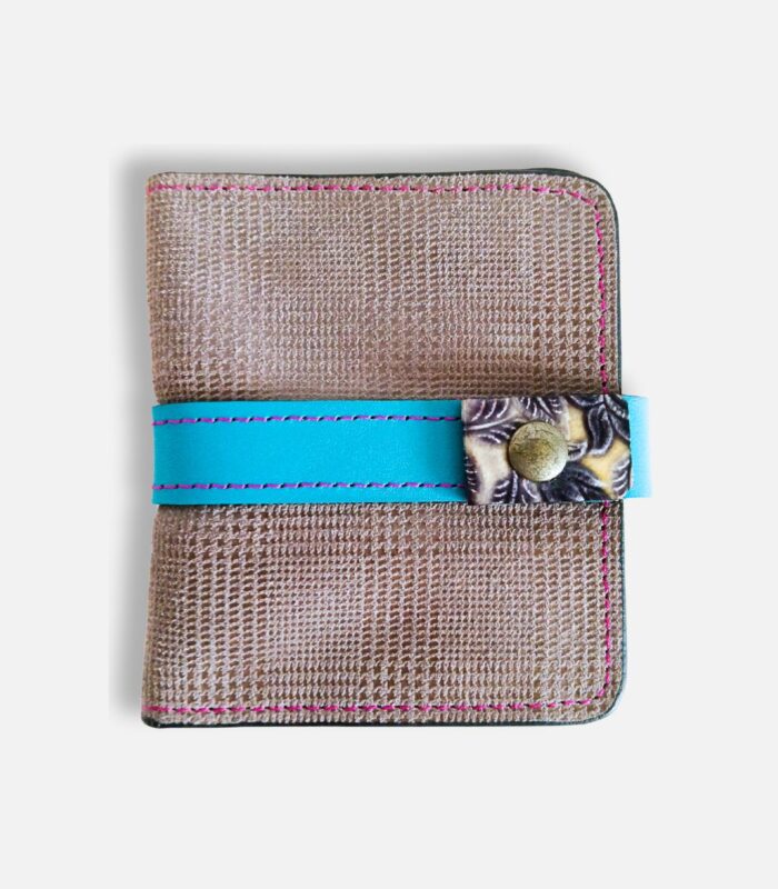 Porte-cartes en cuir gris, bleu et jaune, porte-carte original, porte-carte compact, porte carte artisanal, maroquinerie fait main à Audierne (29)