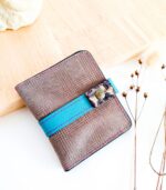 Porte-cartes en cuir gris, bleu et jaune, porte-carte original, porte-carte compact, porte carte artisanal, maroquinerie fait main à Audierne (29)