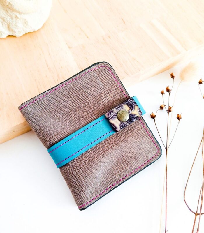 Porte-cartes en cuir gris, bleu et jaune, porte-carte original, porte-carte compact, porte carte artisanal, maroquinerie fait main à Audierne (29)