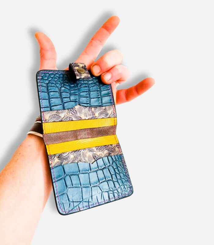 Porte-cartes en cuir gris, bleu et jaune, porte-carte original, porte-carte compact, porte carte artisanal, maroquinerie fait main à Audierne (29)