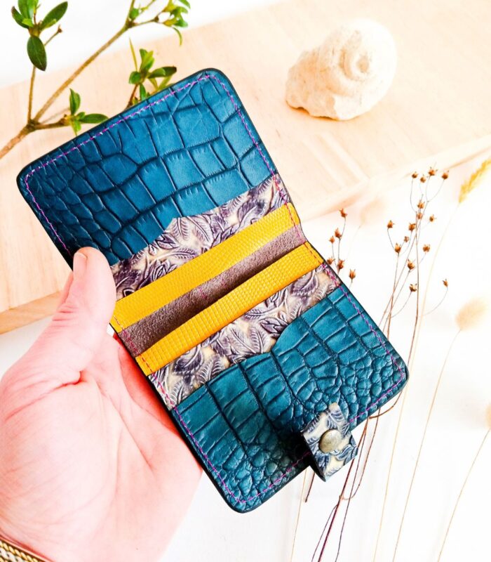 Porte-cartes en cuir gris, bleu et jaune, porte-carte original, porte-carte compact, porte carte artisanal, maroquinerie fait main à Audierne (29)