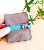 Porte-cartes en cuir gris, bleu et jaune, porte-carte original, porte-carte compact, porte carte artisanal, maroquinerie fait main à Audierne (29)