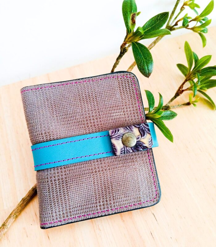 Porte-cartes en cuir gris, bleu et jaune, porte-carte original, porte-carte compact, porte carte artisanal, maroquinerie fait main à Audierne (29)