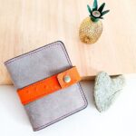 Porte-cartes en cuir gris et orange, porte-carte original, porte-carte compact, porte carte artisanal, maroquinerie fait main à Audierne (29)
