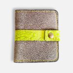 Porte-cartes en cuir gris et vert, porte- carte original, porte-carte compact, porte carte artisanal, maroquinerie fait main à Audierne (29)