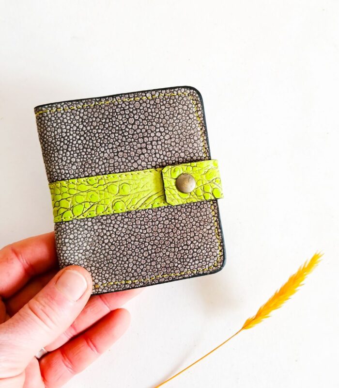 Porte-cartes en cuir gris et vert, porte- carte original, porte-carte compact, porte carte artisanal, maroquinerie fait main à Audierne (29)