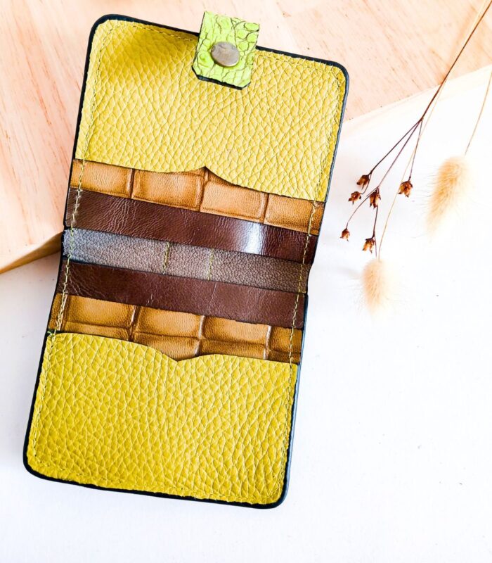 Porte-cartes en cuir gris et vert, porte- carte original, porte-carte compact, porte carte artisanal, maroquinerie fait main à Audierne (29)