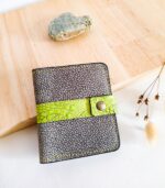 Porte-cartes en cuir gris et vert, porte- carte original, porte-carte compact, porte carte artisanal, maroquinerie fait main à Audierne (29)