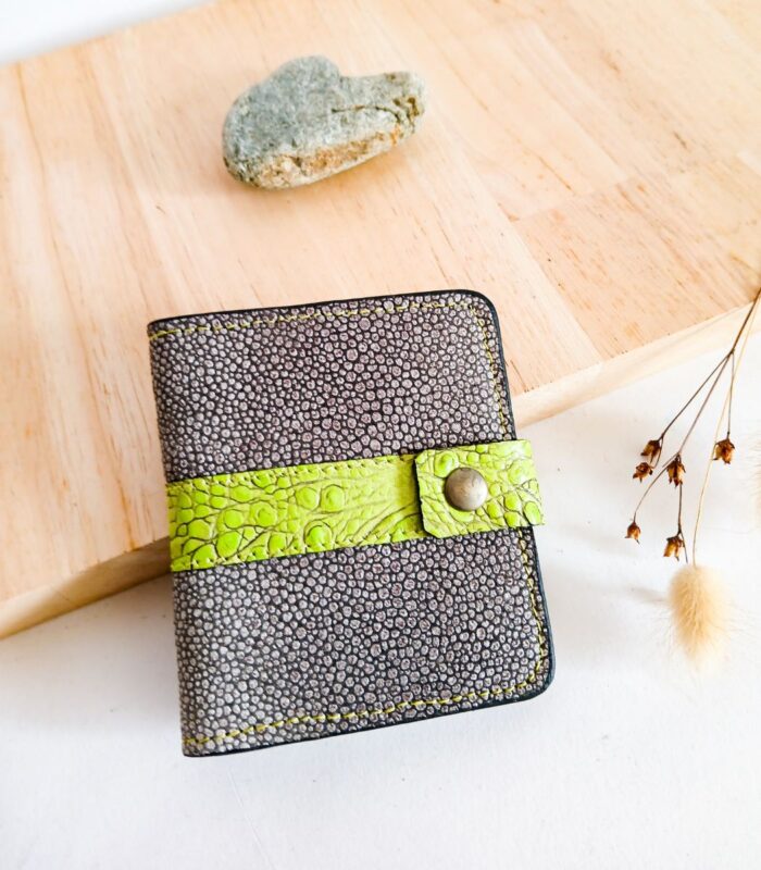 Porte-cartes en cuir gris et vert, porte- carte original, porte-carte compact, porte carte artisanal, maroquinerie fait main à Audierne (29)
