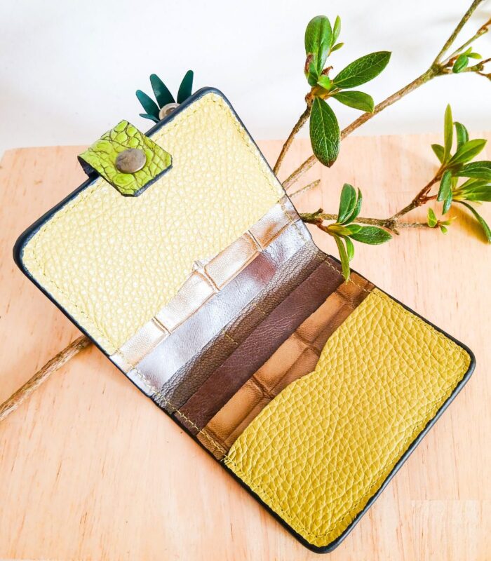 Porte-cartes en cuir gris et vert, porte- carte original, porte-carte compact, porte carte artisanal, maroquinerie fait main à Audierne (29)