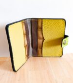 Porte-cartes en cuir gris et vert, porte- carte original, porte-carte compact, porte carte artisanal, maroquinerie fait main à Audierne (29)