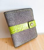 Porte-cartes en cuir gris et vert, porte- carte original, porte-carte compact, porte carte artisanal, maroquinerie fait main à Audierne (29)