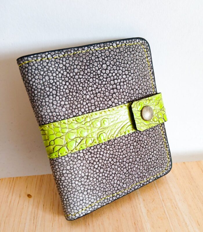 Porte-cartes en cuir gris et vert, porte- carte original, porte-carte compact, porte carte artisanal, maroquinerie fait main à Audierne (29)