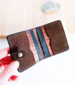 Porte-cartes en cuir kaki effet autruche et mordoré, porte-carte original, porte-carte compact, porte carte artisanal, maroquinerie fait main à Audierne (29)