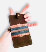 Porte-cartes en cuir kaki effet autruche et mordoré, porte-carte original, porte-carte compact, porte carte artisanal, maroquinerie fait main à Audierne (29)
