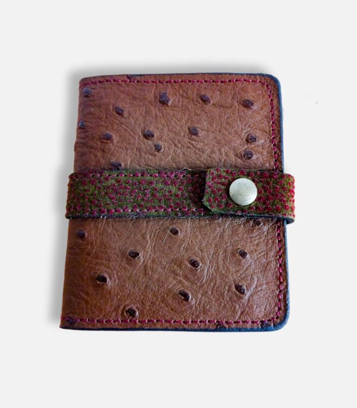 Porte-cartes en cuir kaki effet autruche et mordoré, porte-carte original, porte-carte compact, porte carte artisanal, maroquinerie fait main à Audierne (29)