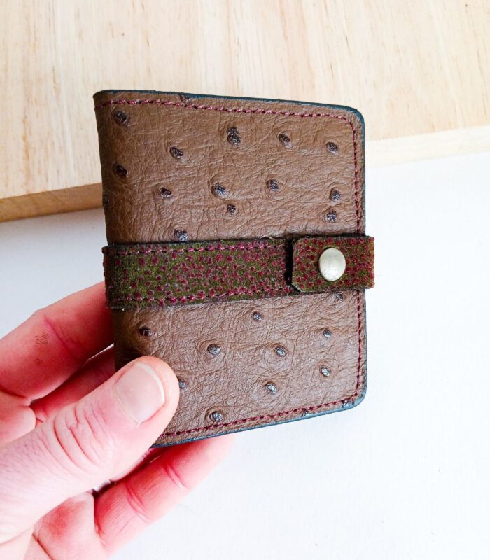 Porte-cartes en cuir kaki effet autruche et mordoré, porte-carte original, porte-carte compact, porte carte artisanal, maroquinerie fait main à Audierne (29)