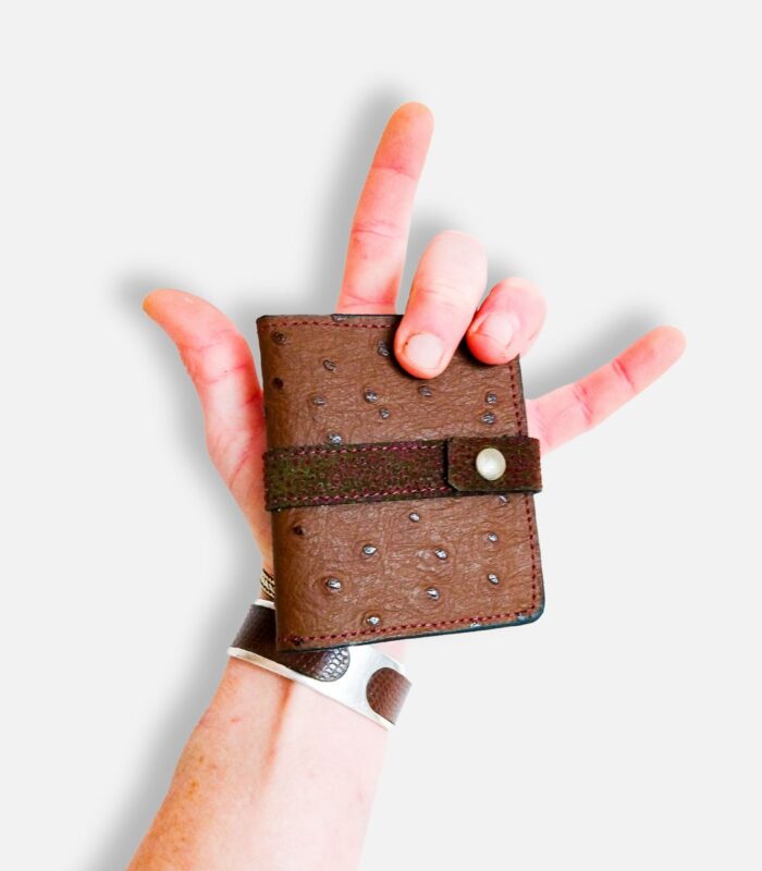 Porte-cartes en cuir kaki effet autruche et mordoré, porte-carte original, porte-carte compact, porte carte artisanal, maroquinerie fait main à Audierne (29)