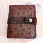 Porte-cartes en cuir kaki effet autruche et mordoré, porte-carte original, porte-carte compact, porte carte artisanal, maroquinerie fait main à Audierne (29)