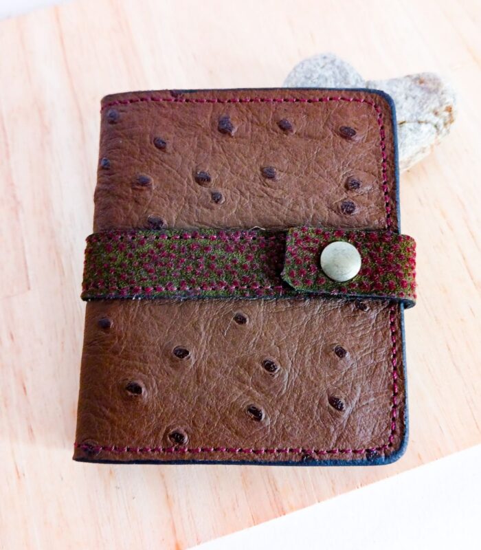 Porte-cartes en cuir kaki effet autruche et mordoré, porte-carte original, porte-carte compact, porte carte artisanal, maroquinerie fait main à Audierne (29)