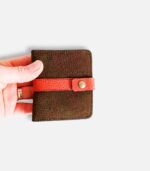 Porte-cartes en cuir kaki et orange, porte-carte original, porte-carte compact, porte carte artisanal, maroquinerie fait main à Audierne (29)