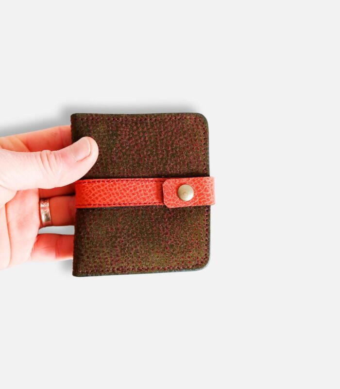 Porte-cartes en cuir kaki et orange, porte-carte original, porte-carte compact, porte carte artisanal, maroquinerie fait main à Audierne (29)