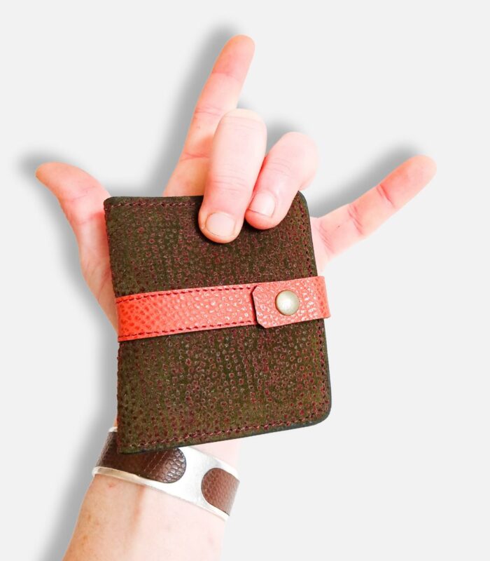 Porte-cartes en cuir kaki et orange, porte-carte original, porte-carte compact, porte carte artisanal, maroquinerie fait main à Audierne (29)