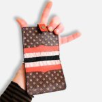Porte-cartes en cuir kaki et orange, porte-carte original, porte-carte compact, porte carte artisanal, maroquinerie fait main à Audierne (29)